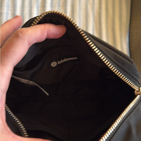 lululemon athletica 2L bag - Picture 4 of 7